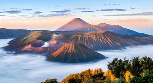 Monte Bromo chiuso ai turisti: incendio si estende a 176 ettari